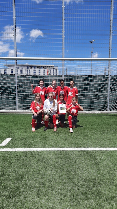 Die Mädchen-Fußballmannschaft des MTG Augsburg