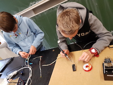 SchülerInnen des MTG Augsburg basteln eigene LED-Lichterketten