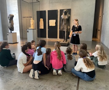 SchülerInnen des MTG Augsburg auf einer Exkursion im Fach Kunst