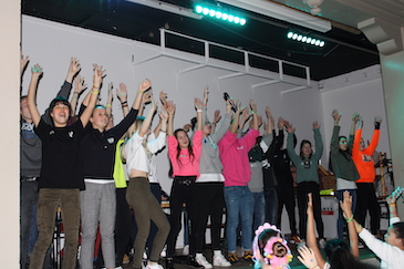 Die SchülerInnen des MTG Augsburg feiern den Neon-Unterstufenball