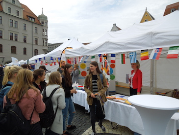 Die SchülerInnen des Wahlkurses PZG des MTG Augsburg nehmen am Europa Tag 2018 auf dem Augsburger Rathausplatz teil