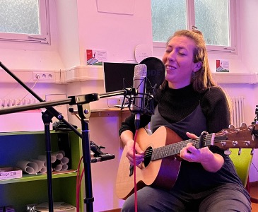 Die SchülerInnen des WK Schulradio mit Songwriterin Nica