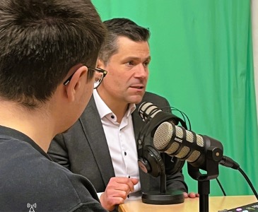 Das Schulradioteam des MTG Augsburg interviewt den Augsburger Oberbürgermeister Florian Freund