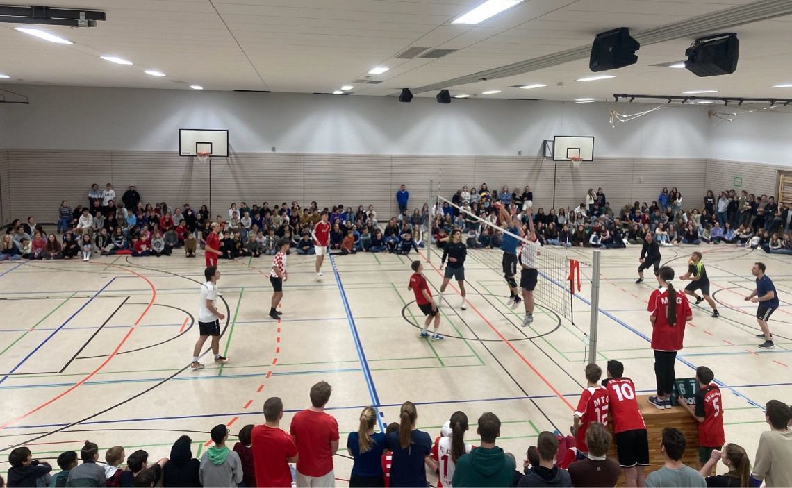 SchülerInnen und LehrerInnen des MTG Augsburg spielen Volleyball 2024