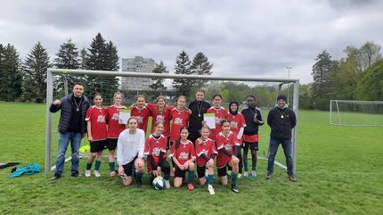 Schülerinnen des MTG Augsburg werden Stadtmeister im Fussball